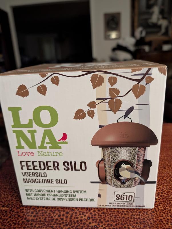 The feeder comes in an attractive box, perfect for gifting giving.