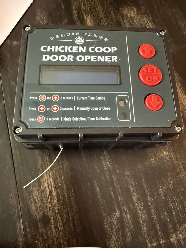 The string that lifts the door is very thin.