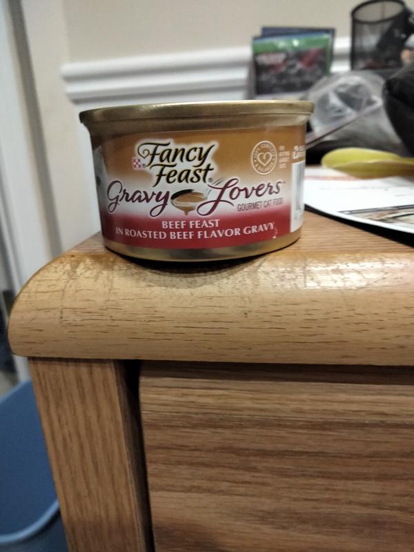 This is Gravy Lovers Beef Feast in Roasted Beef Flavor Gravy Canned Cat Food