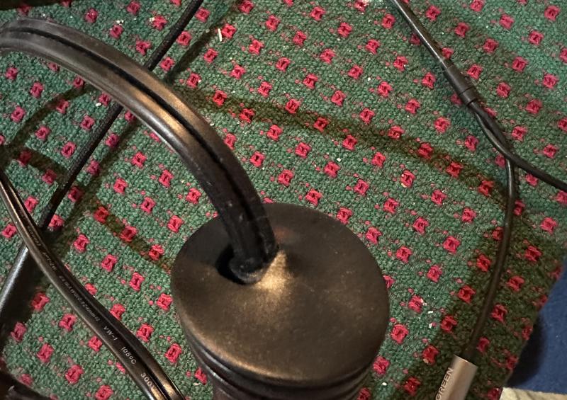 There's a bigger gap between the cord and the heater top on the left.