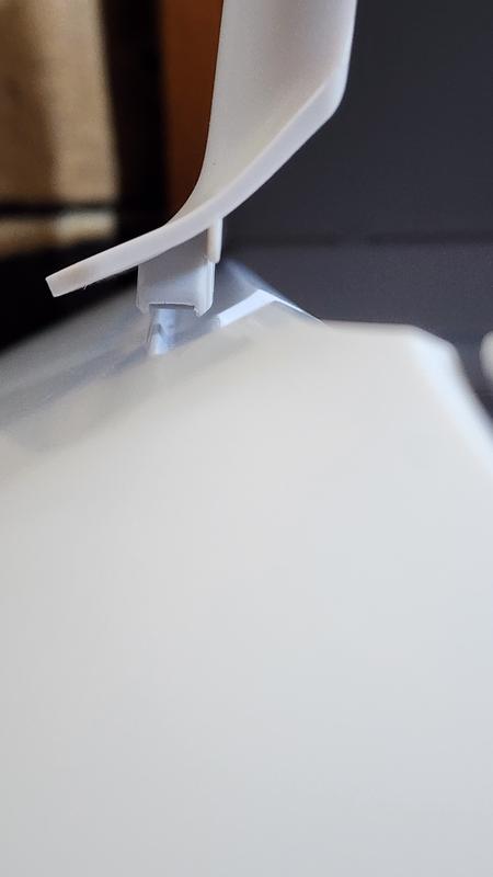 Front of the base doesn't seem to have deep enough grooves for the top cover