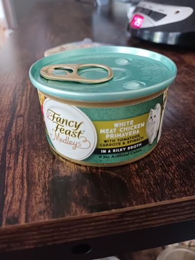 Fancy Feast Medleys White Meat Chicken Primavera Canned Cat Food