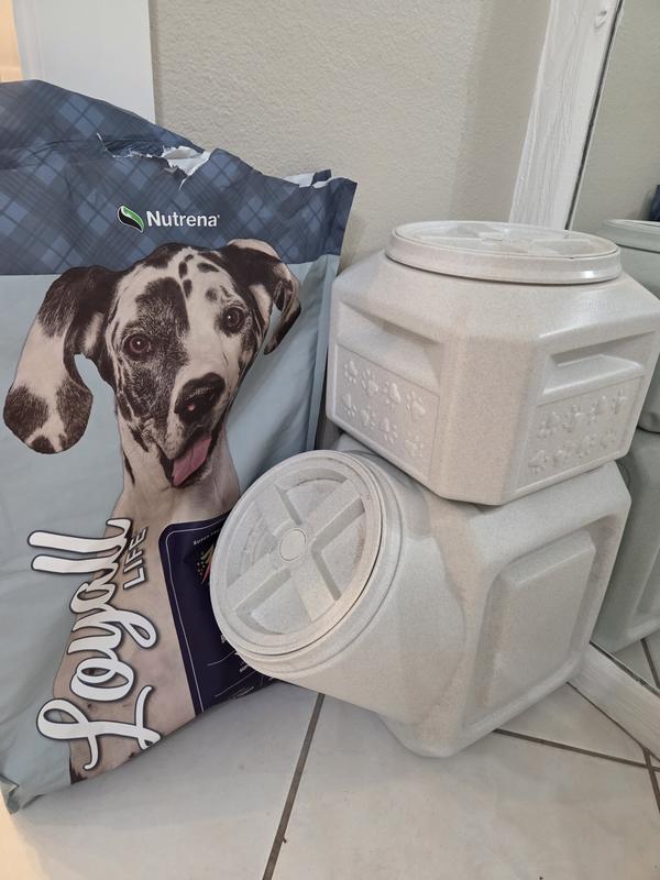 The bag does not reseal, and with 40 pounds i had to store it all in two storage bins
