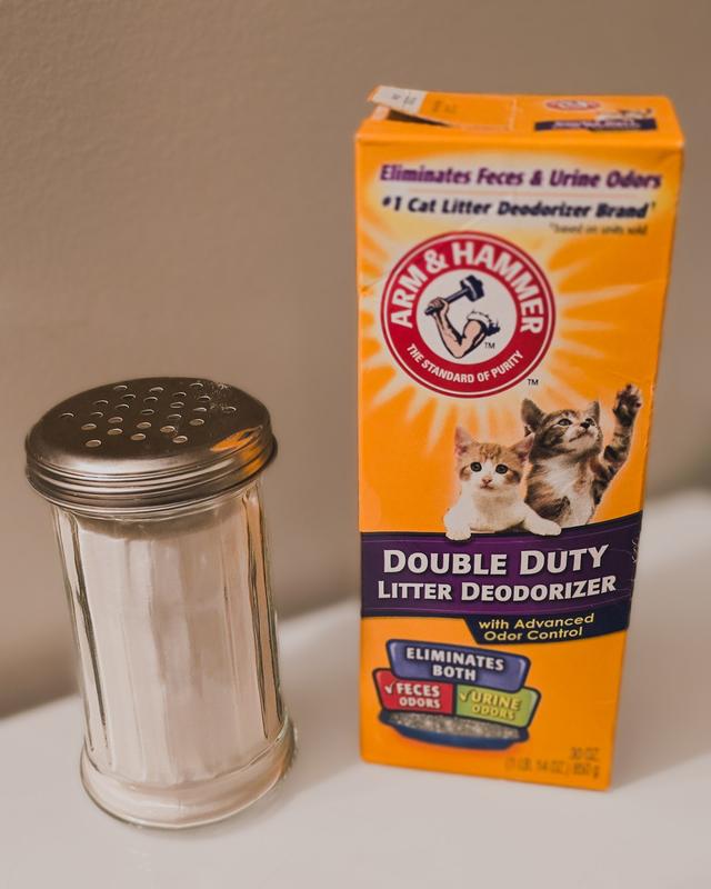 Cute glass shaker makes this blend in on my shelves and dusts the litter surface evenly.