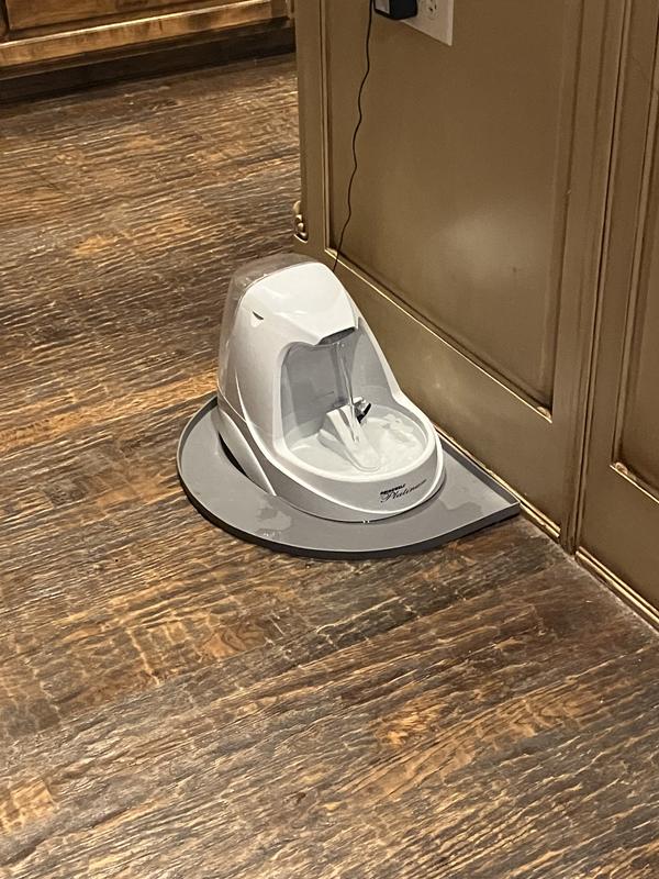 LEASHBOSS Silicone Water Fountain Mat, Black, Large