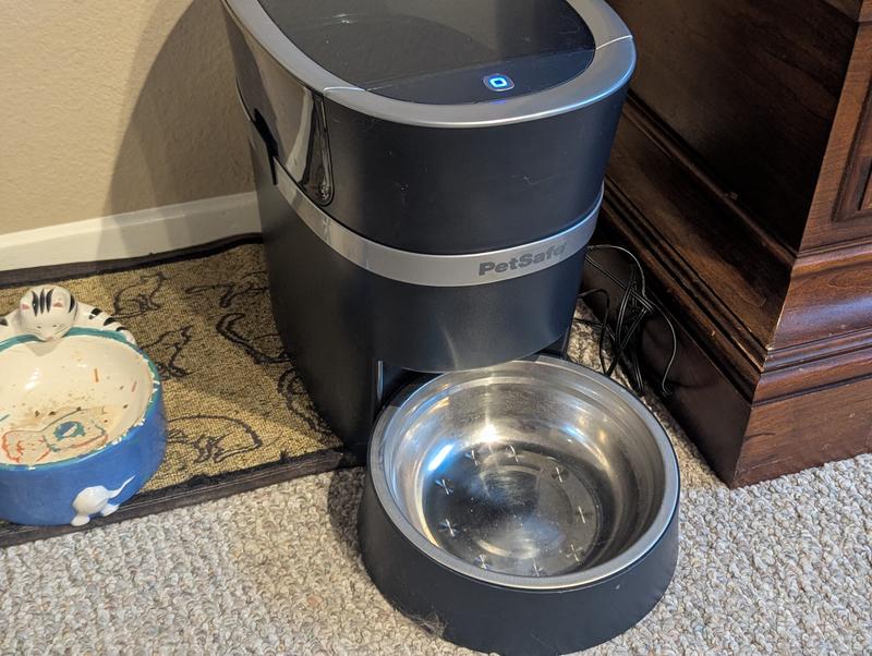 Large bowl and streamlined design.