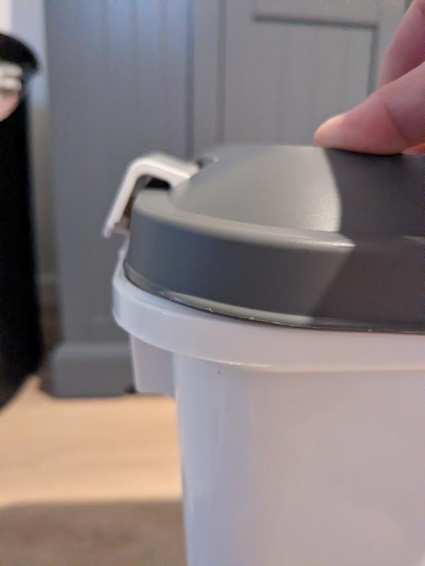 The lid doesn't even line up so that you can snap it closed.