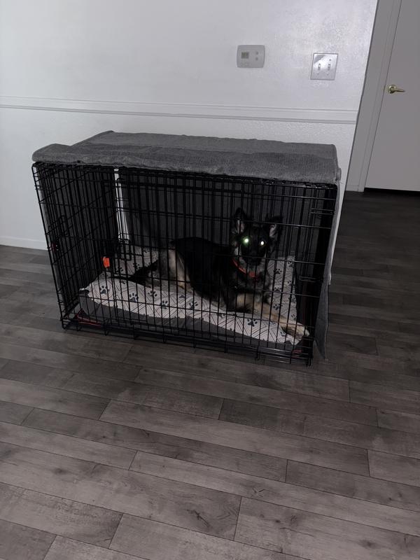 I also got the crate cover which is a must to give her the feeling of privacy.