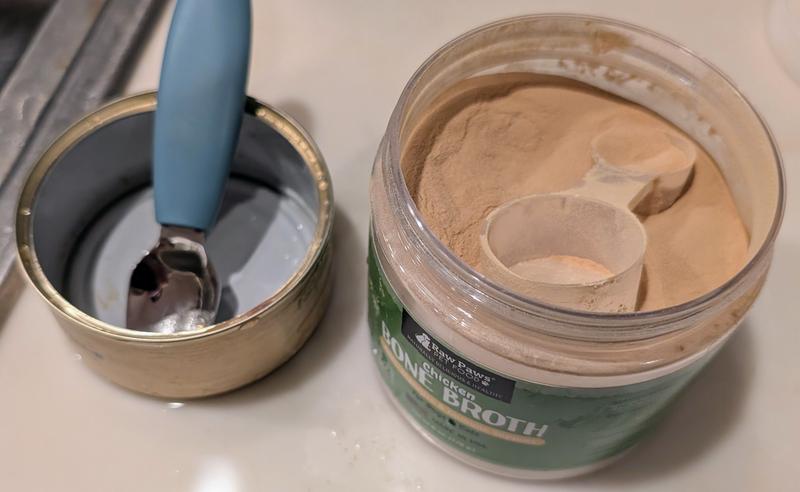 Bone broth comes with a dual size scoop.