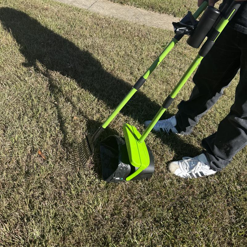 Metal rake, plastic pan.  Comes with 15 bags.