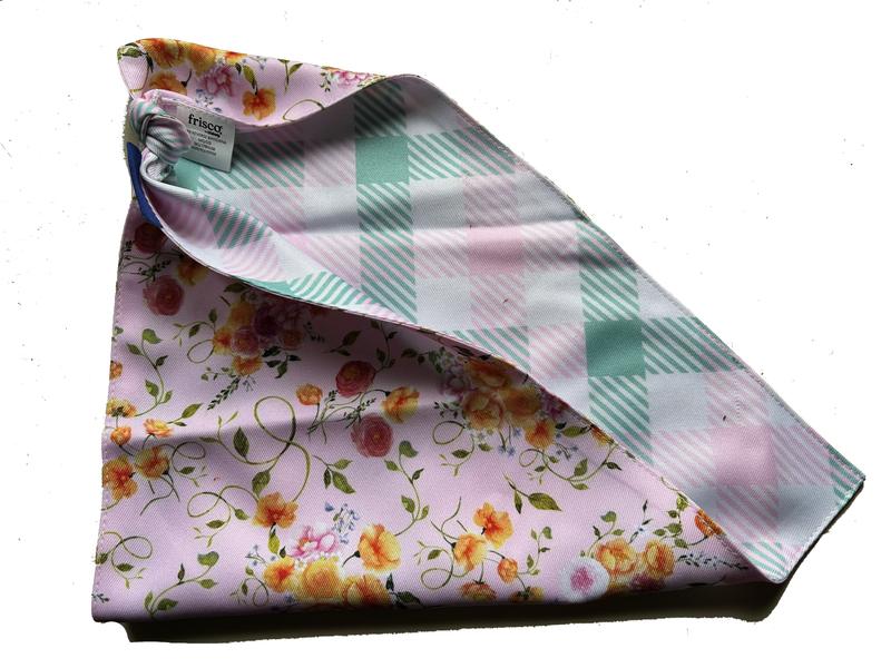 both sides of the bandana. see also the small knot for a 21" neck