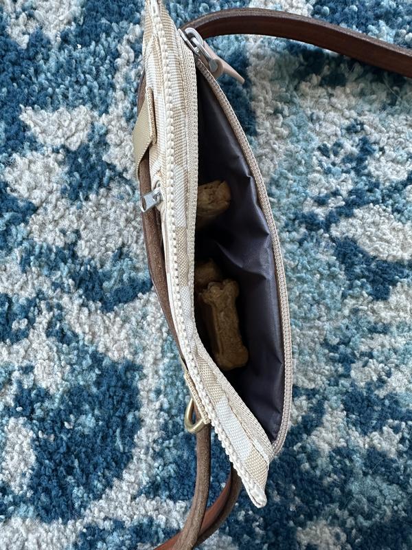 Holds a good amount of treats or keys ect.