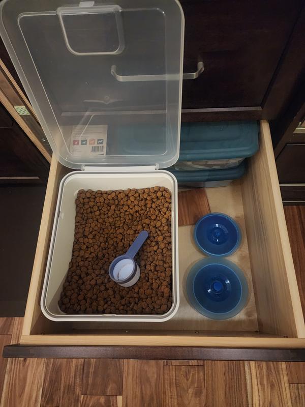 When I open it, the lid stays up