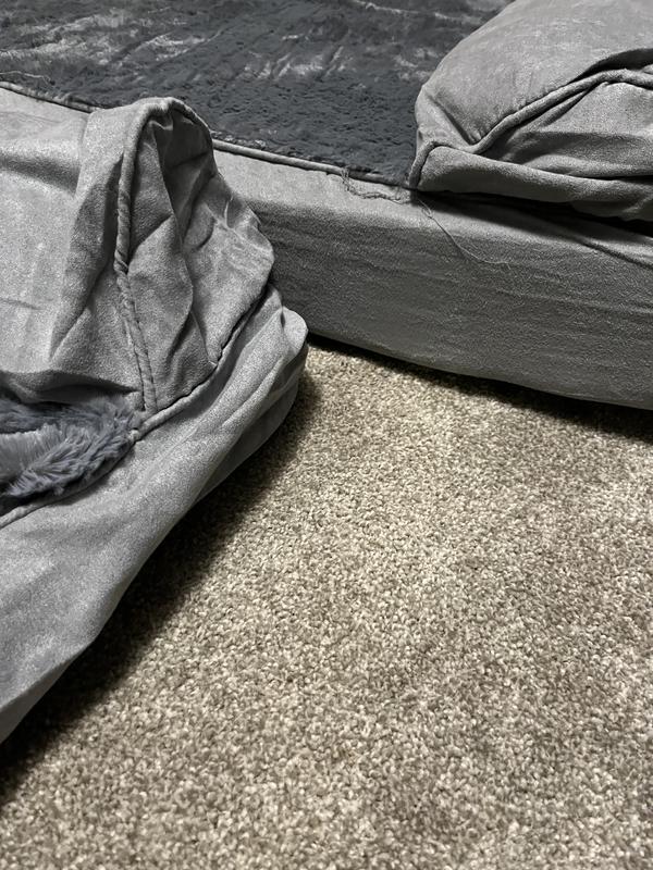 This pic shows the comparison of the beds thickness. They both arrived shrink wrapped and thin but one of them never filled out.