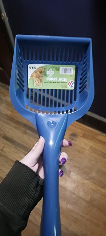 The pet litter scoops appears to be a dark shade of blue instead of purple like in the pictures when you are looking at said product