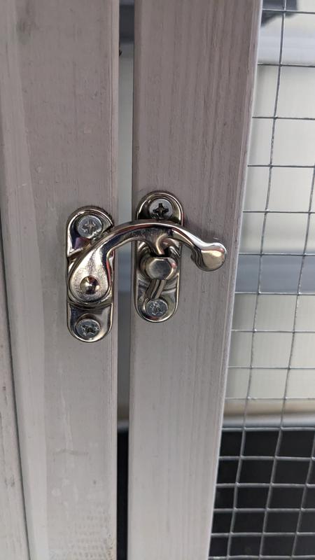 Shoddy latch as flimsy as aluminum foil