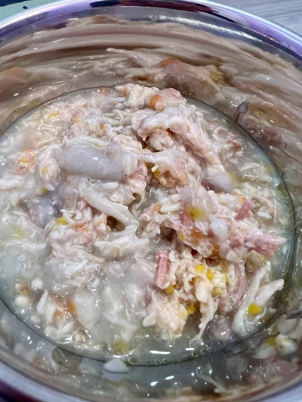 Detailed photo of a bowl of Go! Solutions Booster Weight Management wet cat food in the flavour Shredded Chicken + Duck Recipe.