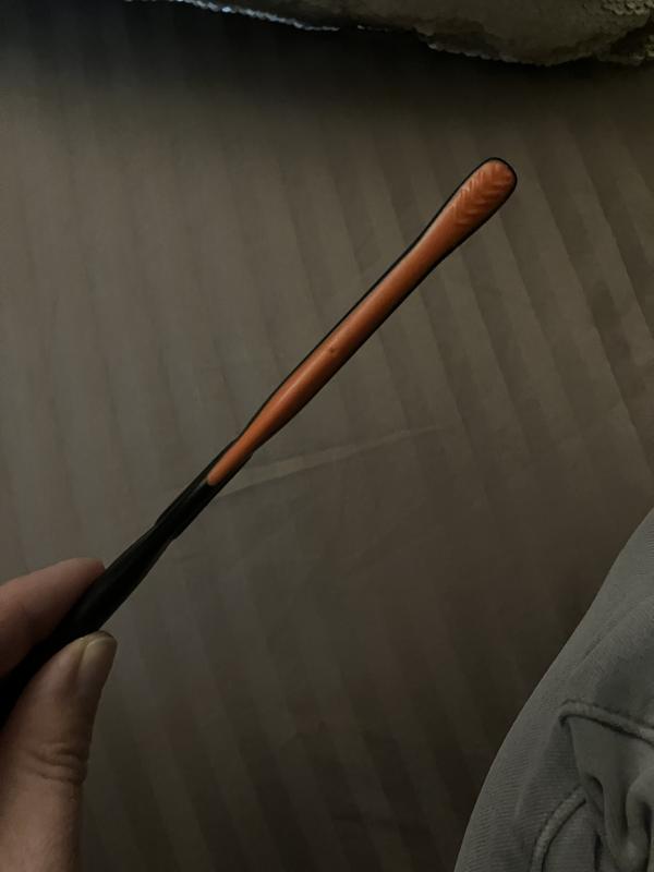 Uncomfortable handle that’s thinner than an iPhone where you are supposed to hold