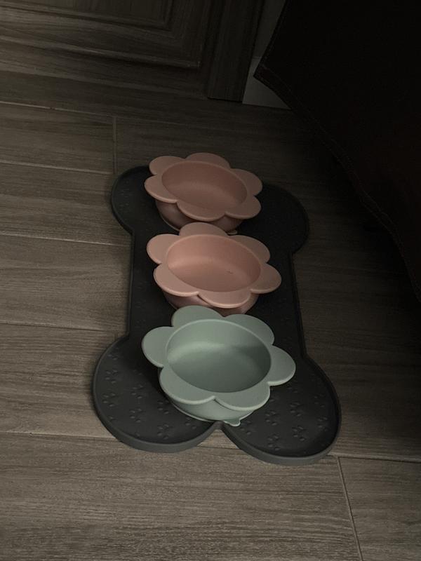 2 pink bowls 1 green