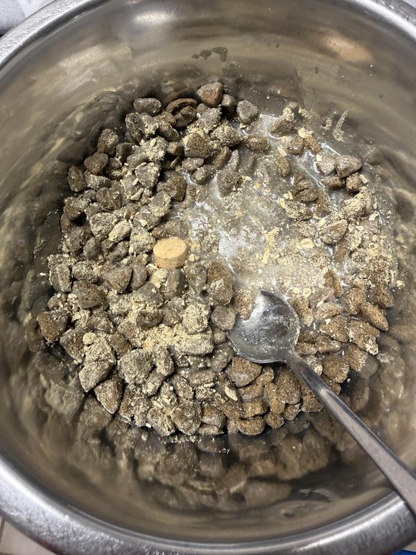 This is the bag both as I recieved it, and after I opened it.  The last two photos show how it looks as a topper to the kibble, both just on top and then lightly mixed in.