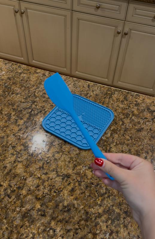 I love that it comes with a spatula!