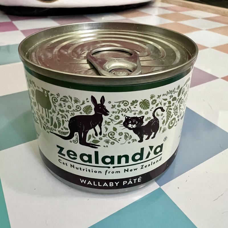 Can of Zealandia brand Wallaby Páte wet cat food.