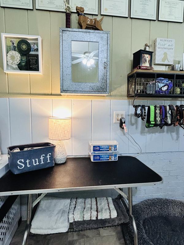 Snap top re-sealable container. Great for the grooming room!