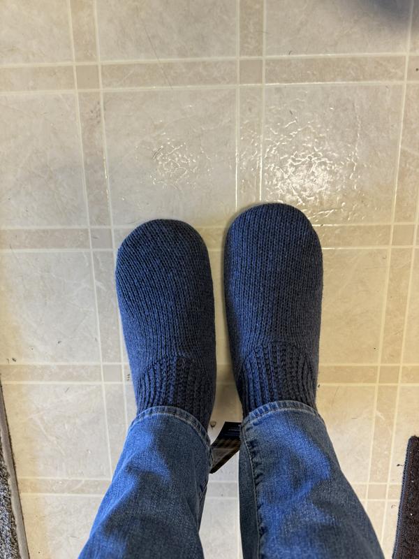 I ordered the men’s large, my feet are about 26 cm long, 10-11 cm wide across the ball of the foot.