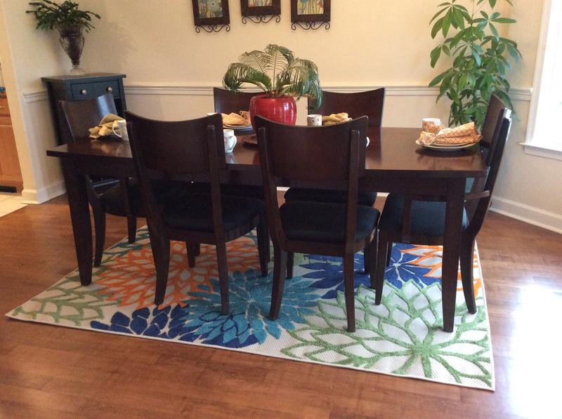 Great looking rug with bright colors and wonderful pattern!