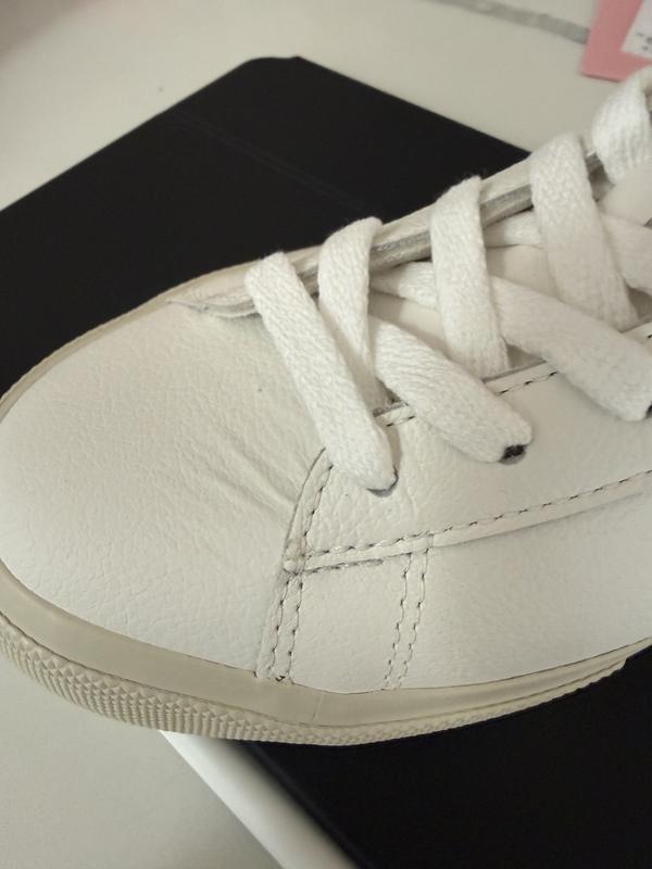 Customer photo for "Extremely poor quality control from Veja"