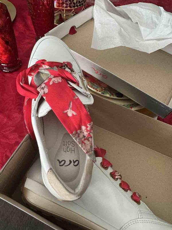 Customer photo for "these are used shoes / not original laces"