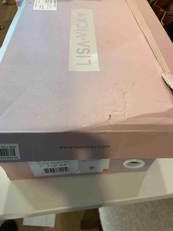 Customer photo for "Shoes are fine but the packaging was gross"
