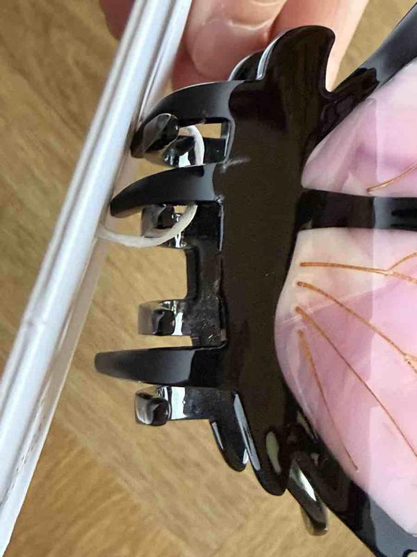 Customer photo for "Recieved used and broken hairclip"