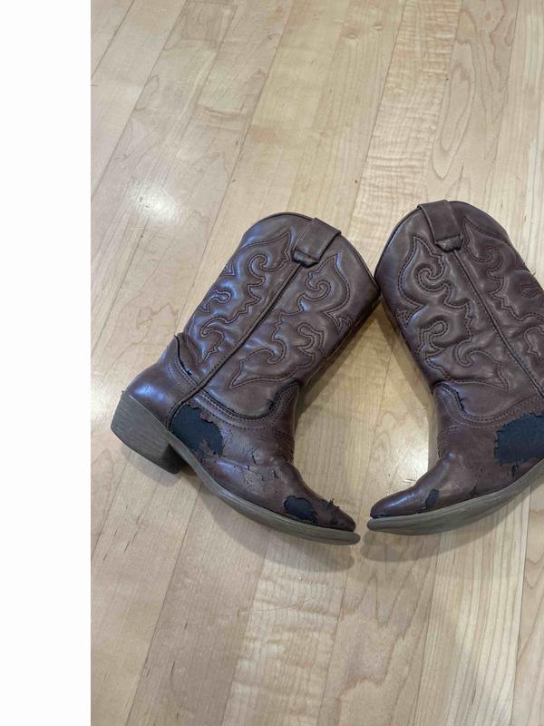 Cute boots but very poor quality