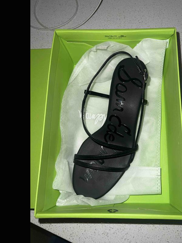 Customer photo for "only shipped with one shoe in box"