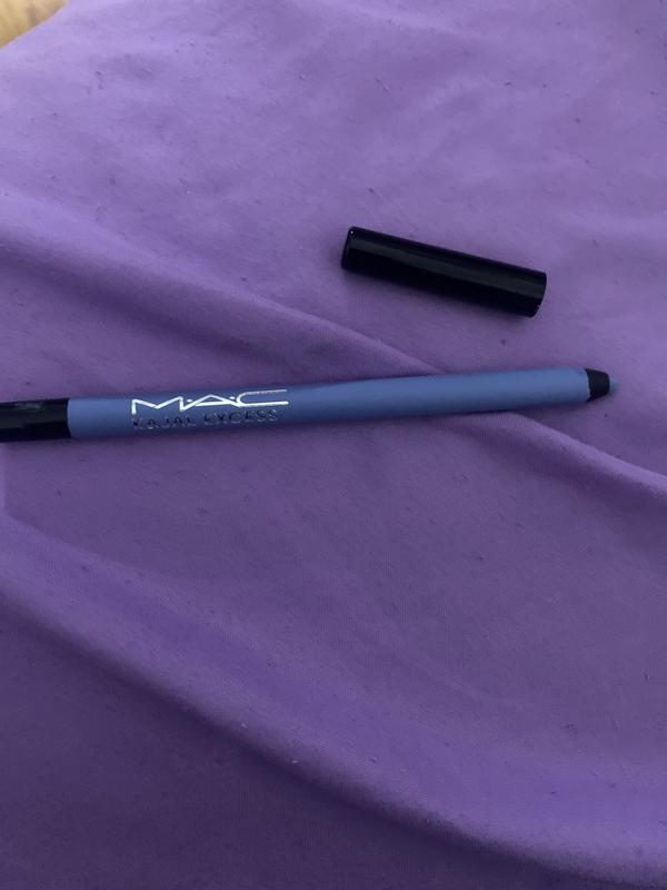 Customer photo for "Vibrant and smooth eye liner"