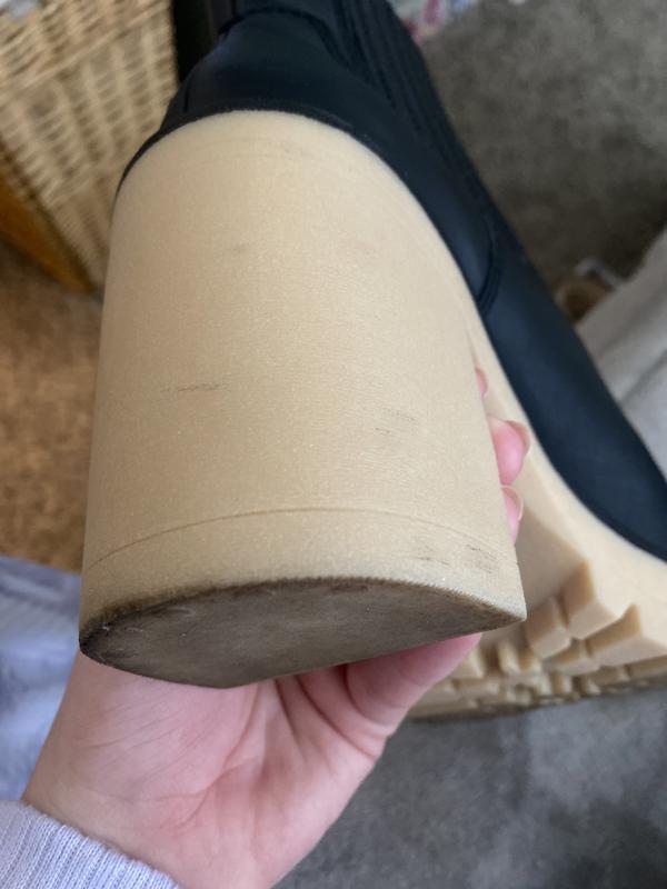 Comfortable but sole is VERY easily stained