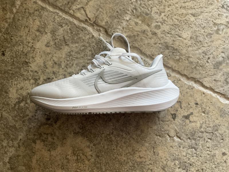 Customer photo for "Nike zoom best comfortable shoe very good looking"