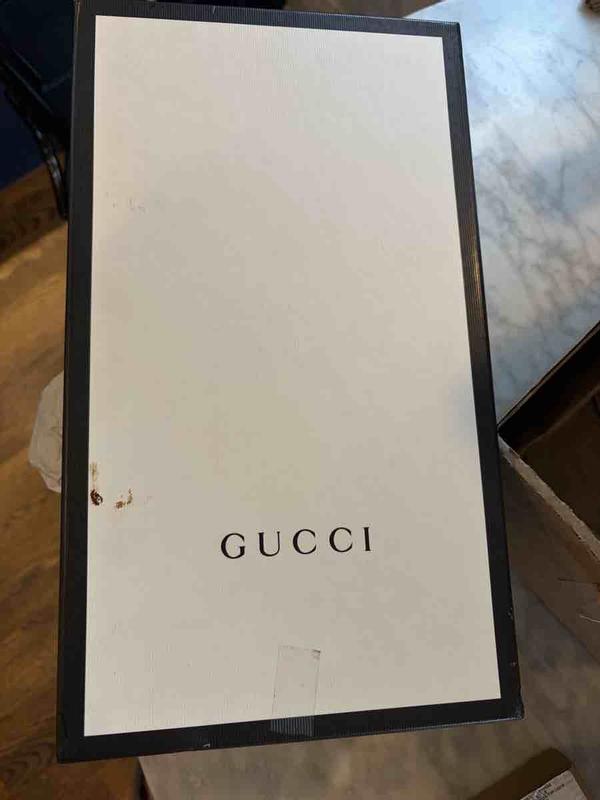 Customer photo for "Defaced box and no shoe bags or tissue"