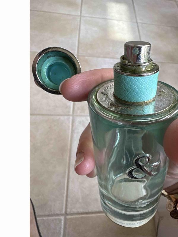 Beautiful scent, horrible bottle