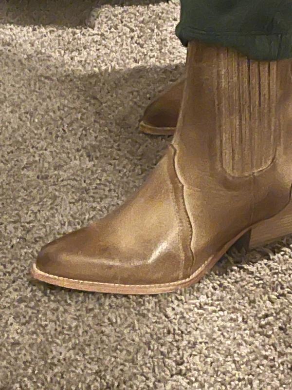 Customer photo for "Great Quality / Stylish without being too Trendy"