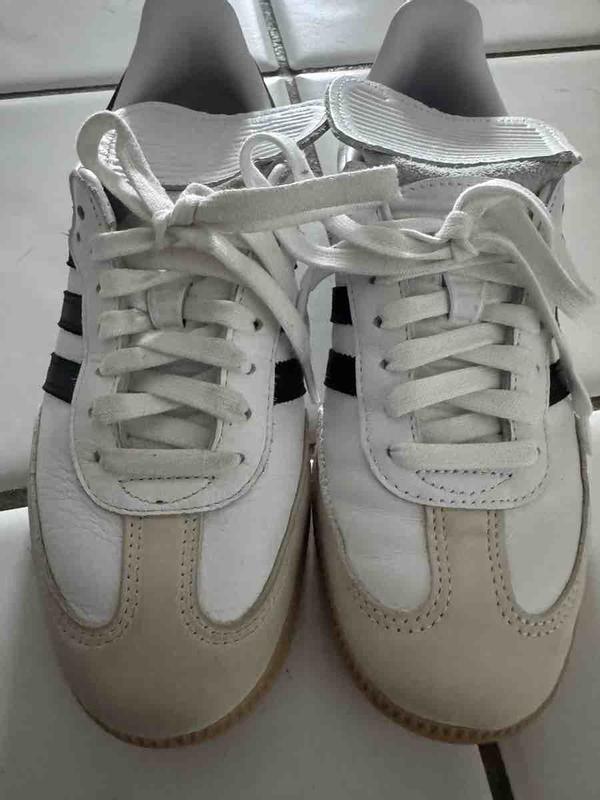 Customer photo for "received dirty shoe"