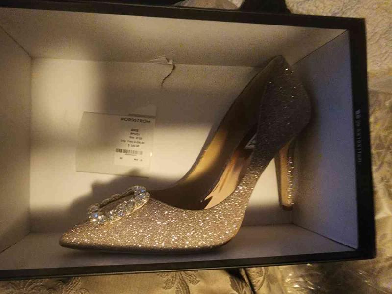 I only received 1 shoe in my order. Smh