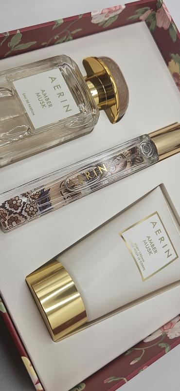 Customer photo for "Beautiful perfume set with body cream"