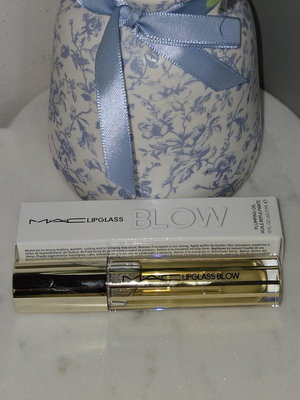 An okay lip plumping oil