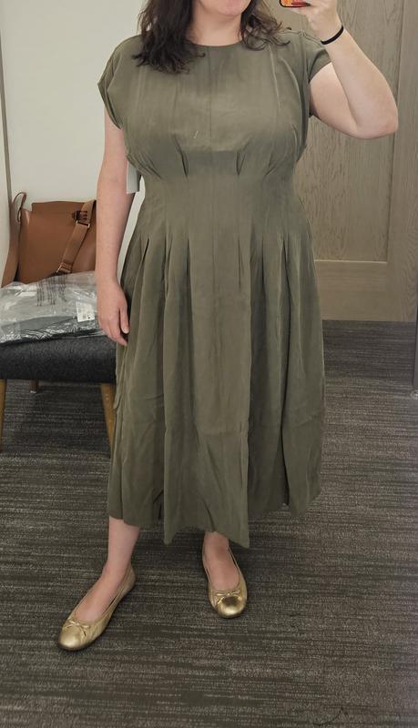 Stunning silhouette for Heavy-on-top, hourglass