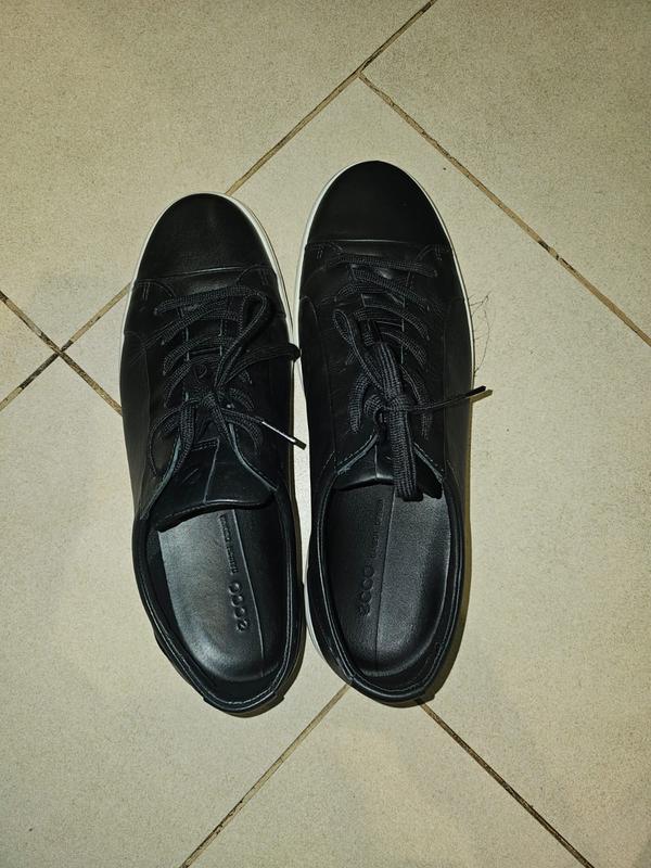 Customer photo for "each shoe has different size"