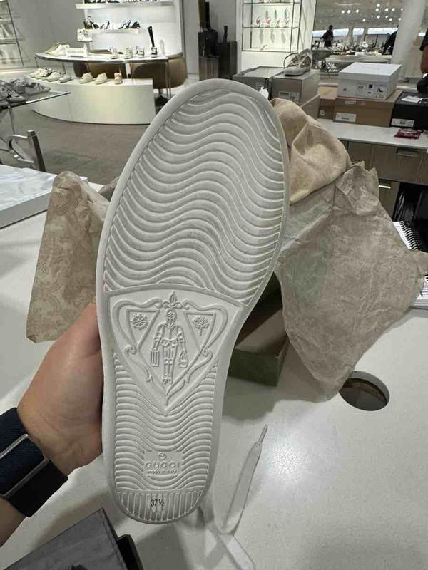 Customer photo for "when I received in the store the shoe was USED"