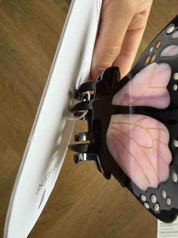 Customer photo for "Recieved used and broken hairclip"