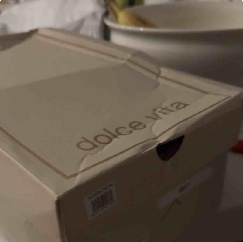 Customer photo for "shoes ok but beat up box"